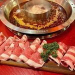 譚鴨血 老火鍋 - 牛肉、ラム肉盛り合わせ　1680円