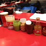 家系総本山 ラーメン 吉村家 - 卓上の　薬味、調味料類