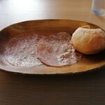 La Prima Pagina - 自家製パンとサラミ～写真撮る前にパンかじっちゃいました_なので後ろ向きに(*≧艸≦)♪