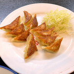 旭軒 - 焼き餃子がパリパリで熱々で美味しい。
