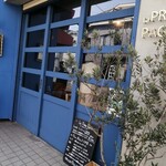La Prima Pagina - お店の外観～遠くからでも目立つ綺麗なブルー♪