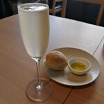 La Prima Pagina - グラスプロセッコ～辛口スパークリングワインと自家製パン追加しました(๑>ᴗ<๑)♪