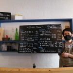 La Prima Pagina - 他のお客さまが帰られてから、帰り際に「壁のメニューの写真を撮っても良いですか？」と伺ったらわざわざ手に持って下さったので一緒にパシャリ ! Σpω･´) させて頂きました‪w‪w (承諾) 