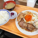 大衆食堂スタンド そのだ - チャーシューエッグ定食¥880