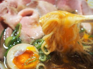 Chuukasoba Maruokashouten - 中華そば 肉増し（生卵＆麺）