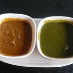 イーマサラ - ダブルカレーランチのカレー2種　左がきのこ・右がホウレンソウとチキン