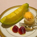 Guranfiruzukantorikurabu - デザート　　メロンと苺とアイスクリーム