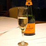Guranfiruzukantorikurabu - Champagne Veuve Clicquot Brut