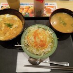 松乃家 - 玉子丼、千切りキャベツ、変更豚汁