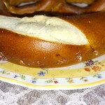 ブレッツェリア - 昆虫の気門を彷彿とさせるバター注入部
