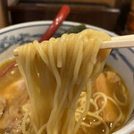 麺や六三六 - モチモチのストレート麺は細め