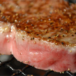 鎌田 - わずかな焼き加減が味に大きく左右するので牛肉の焼き上げは熟練のスタッフのみが作業します