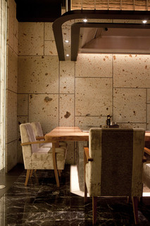 Teppanyaki Ginza Hotaru - ふんだんに使われた石材が高級な雰囲気を作り出す個室