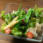 Vegetable salad 880 yen (tax included)