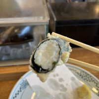天ぷら新宿つな八 大丸東京店 - 白魚海苔巻き９９０円。御徒町店の約２倍の値段ですが、揚げ加減、白魚の質と量、注文が入ってから巻き始めるなど、その価値は十分です（╹◡╹）（╹◡╹）