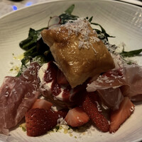PIGNETO - 苺とプラータチーズのミルフィーユ パルマ産生ハム。こんな小洒落たサラダ見たことないΣ(･ω･ﾉ)ﾉ!甘い旬の苺と生ハムの塩味。濃厚かつ弾力たっぷりのチーズ。相性 抜群でした！