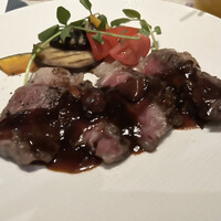 PIGNETO - 国産牛サーロインのグリル  季節の野菜  ポルチーニソース。国産牛の持つ良質な脂身と赤身の一体感。満足度 半端ないです(⸝⸝ᵕᴗᵕ⸝⸝)笑