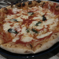 PIGNETO - マルゲリータ（追加）。座席からも見えるところで石窯で作り上げるこちらのピザ。モッツァレラ マシマシでピザ界の二郎系です。(*´艸`)笑