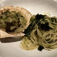 PIGNETO - 殻付きジャンボホタテとあおさ海苔バターソーススパゲティ。人魚が胸を隠すサイズの貝殻よりも一回り大きい肉厚のホタテとあおさ海苔香るバターソースのスパゲティ。美味いに決まってるじゃないですか！！