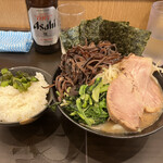 横浜家系ラーメン 蓮 - ラーメン並+ハーフ野菜+きくらげ+無料ライス