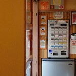 らぁめん 一福 - お店入って右のカウンター奥から玄関方面。