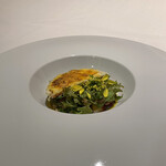 レストラン アレナ - ミモレットと薄いグラタン、隠れたうずらの卵の目玉焼き。朝ご飯のような始まりを表現した一皿。