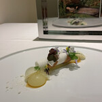 レストラン アレナ - ハムレットのオフィーリアを表現した一皿。ここにもクメールラビットのエイプリルが。