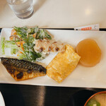 福万食堂 - この日のおかずは塩鯖、野菜のかき揚げ、ちくわ天ぷら、大根の煮物、卵焼き。卵焼き以外は毎日変わります。