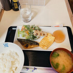 Fukuman Shokudou - 手作りの日替わりランチ(500円)の全景。ご飯は少なめにしてもらいました。それでも器が大きめなので普通のお茶碗一杯分は十分にあります。因みに大盛り無料です。
