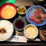 味ごよみ 淳平 - 令和4年4月 淳平ランチ
            お造り季節のお魚4種＋小鉢2種＋ごはん＋みそ汁＋漬けもの 900円
            ご飯は堺の上神谷米でおかわり1回無料