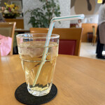 CAFE Medio - アイスのロンジン茶。おいしーい。さっぱりつつ、緑茶のコク。中国茶っぽくないグラスとストローに笑