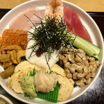 Nihon Ryouri Sennarihonten - 時計回りで12時方向から海老、キハダ、キュウリ、なっとう、卵焼き（ガリ、練りワサビ）、ウニ、イクラ、ビンチョウ