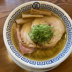 Soba.匠 - 妻は塩チャーシューそば。2種類のチャーシューが食欲をそそります。