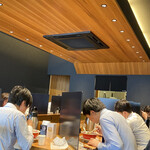 Soba.匠 - 店内はモダンな造りでお洒落です。平日なのにお客さんいっぱい。