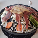 ツキサップじんぎすかんクラブ - このように焼くと肉が焦げにくく肉の脂が野菜に移る