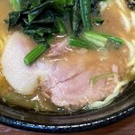 横浜家系らーめん りゅう - チャーシューはほんのりスモーク。