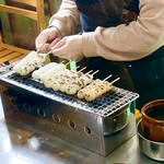 山形屋 - 1本1本丁寧に焼き中！い〜感じに少し焦げてきたぞ！