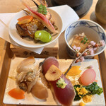 食樂庵 報徳 - 焼き魚と筍の土佐煮、手前が2種の寿司