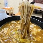 永坂更科 布屋太兵衛 - ◎麺は更級らしい細麺でカレー南蛮に絡んで喉越し良い。