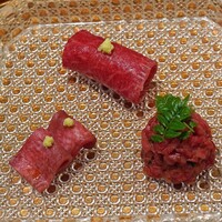 銀座 ちかみつ 六丁目 - 牛肉の三種盛り　　鹿児島県産の牛タンの昆布〆、純血但馬近江牛の肩サンカクの肉寿司、有馬山椒の純血但馬近江牛ザブトンのユッケ