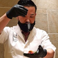 銀座 ちかみつ 六丁目 - 雲丹ドックに淡雪塩を振りかけて