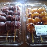 新三野屋菓子店 - あん団子(左)  みたらし団子(右)
