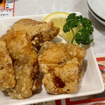 鳥取 鶏・とんこつラーメンつばさ - 鶏の唐揚げはカリカリしています。