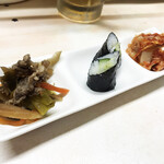 がばちょ - セット（アテ3品+ドリンク1杯/500円） この日のラインナップは、牛きんぴら、かっぱ巻き、キムチ奴