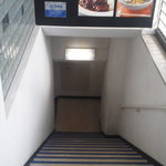 芳すし - 201302　すし芳　階段を下がります