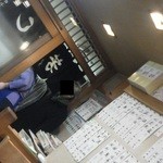 芳すし - 201302　すし芳　11:20過ぎに開店しました！先ずは、入口でメニューを決め、お金を払います。