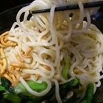 ほうきぼし+ - ナッツや揚げ麵のカリカリ食感がポイント！