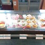 ブッフェレストラン トップ オブ ミヤコ - フルーツ盛り、桜餅、チェリーとピスタチオクリームのタルト、チェリーのクラフティー