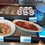 ブッフェレストラン トップ オブ ミヤコ - 手前:ビンチョウマグロのカルパッチョ、冷製ローストビーフユッケ風 奥:魚介と十五穀米のサラダ仕立て、鴨スモークといちごソース
