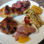 Northern Kitchen～All Day Dining～ - 2回目。パンと前菜を一通りお替わり